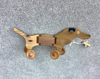 Juguete articulado de madera vintage para tirar con ruedas para perros • Dachshund de arte popular de mediados de siglo