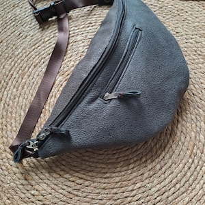 Sac banane homme en velours et cuir marron . Sacoche noire cuir et tissu pour lui , sac Messenger , sac bandoulière , cadeau Noel hommes.