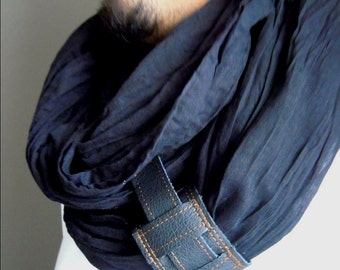 Écharpe homme gaze de coton noir manchette cuir, foulard, chèche automne, tour de cou unisexe léger,style dandy gentleman,cadeau pour lui.