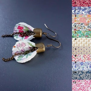 ベルのイヤリング、レザーとリバティのポンポン、レトロな花柄のジュエリー、カスタマイズ可能なヴィンテージのイヤリング、作成できるジュエリー。