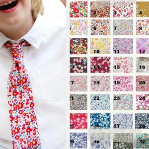Può includere: Una cravatta con un vivace motivo floreale rosso, blu e giallo indossata con una camicia bianca a colletto, mostrata accanto a una griglia di trentadue campioni di tessuto numerati che presentano vari disegni floreali e botanici.