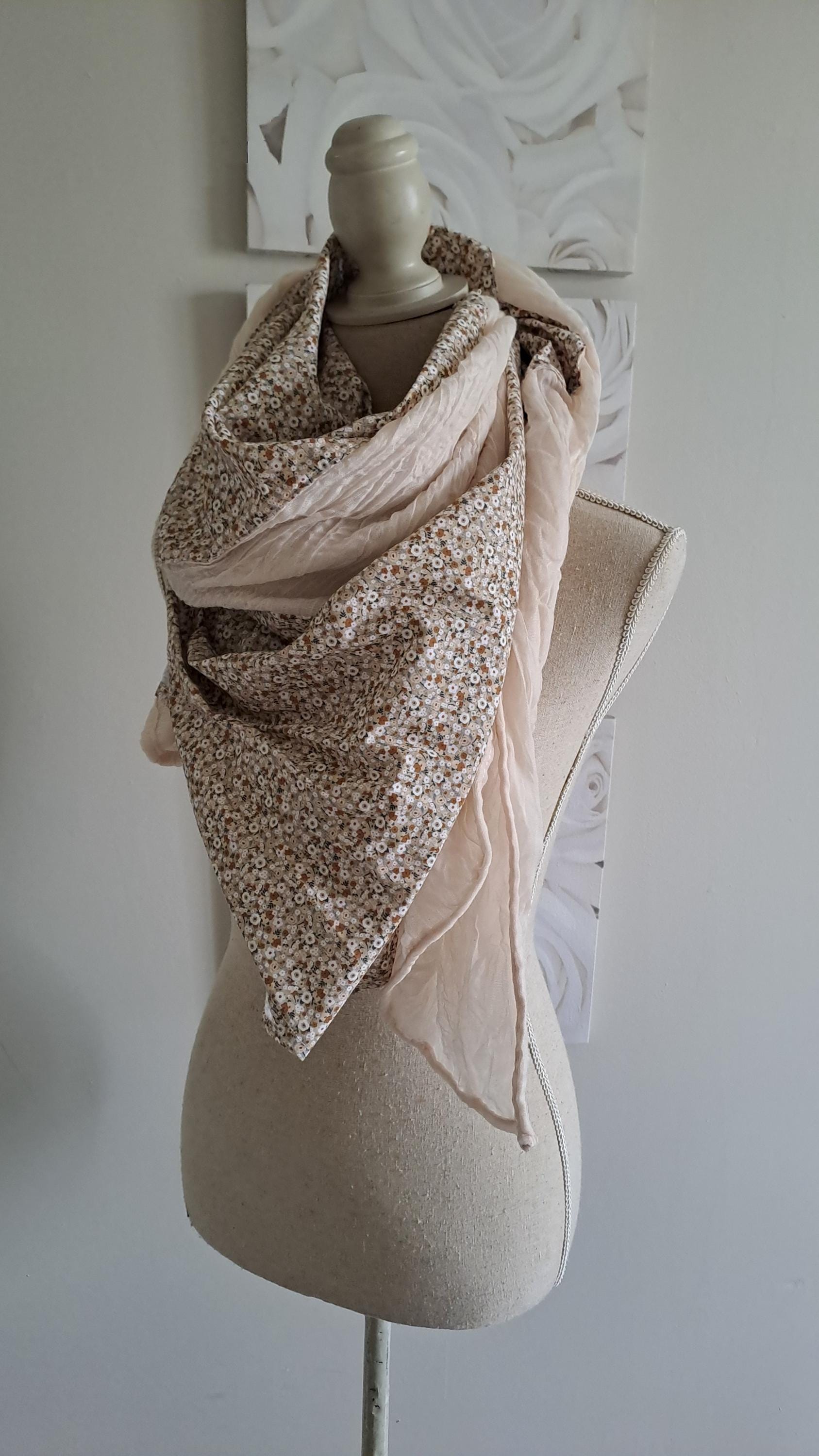 Foulard Léger Motif Fleuri – Synthétique – Neuf Sans étiquette – Accessoire Polyvalent