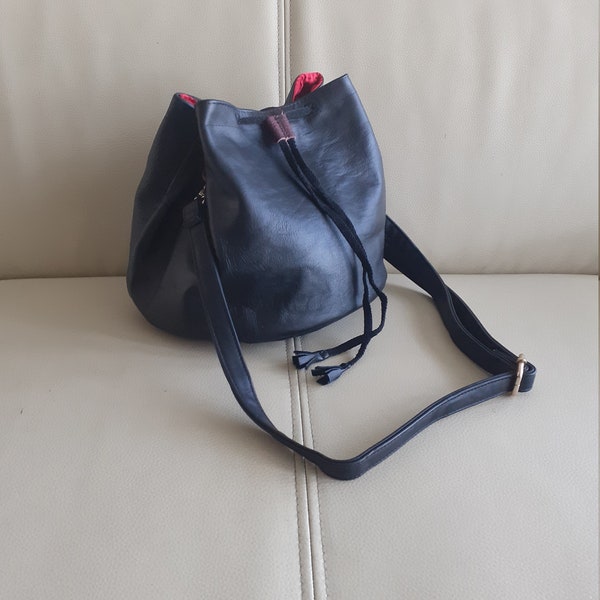 Sac seau en cuir noir, sac bandoulière seau en cuir fait main personnalisable, pochette en cuir avec cordon, cadeau noël femme original.