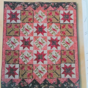 Pieced and applique wall quilt pattern