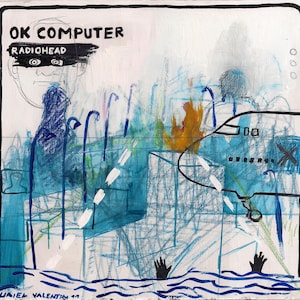 Puede incluir: Una ilustración dibujada a mano de un avión estrellándose contra una ciudad con las palabras "OK COMPUTER" y "RADIOHEAD" escritas arriba. La imagen está en tonos de azul, blanco y naranja.