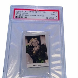 Mae West Tobacco Trading Card 1935 C&T Bridgewater Film Stars 4e serie beoordeeld PSA Mint #14 actrice miniatuur mini zwart wit films