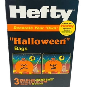 Puede incluir: Una caja negra de bolsas Hefty "Halloween". La caja presenta un diseño de calabaza y escoba. La caja contiene 3 bolsas, lazos y una hoja de pegatinas. Las bolsas miden 84 cm x 112 cm y tienen capacidad para 148 litros.