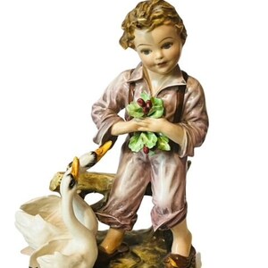 Capodimonte estatueta escultura ASSINADA Itália menino ganso gansos cisne gricci milo vtg