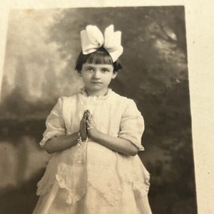 Antieke ansichtkaart Ephemera papier verzamelbare postkaart souvenir verdeeld terug vintage horror echte foto spook Loretta Cole jurk