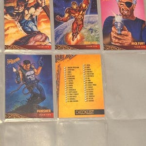 Puede incluir: Un juego de tres tazas de cerámica con un acabado mate moteado. Las tazas son de color crema, gris claro y gris oscuro. Cada taza tiene un diseño simple y minimalista y un asa redondeada.