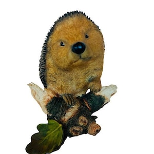 Hedgehog Sculpture Figurine Hedge Hog Sherratt and Simpson anthropomorphic vintage gift decor animal resin statue 56858 climbing large log