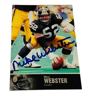 Puede incluir: Una tarjeta de fútbol de Mike Webster firmada que muestra un uniforme de los Pittsburgh Steelers negro y amarillo con el número 52. La tarjeta es del set Upper Deck de 1993.