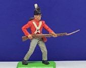BRITAINS TOY SOLDIERS Deetail 1971 England uk metal plastic miniature vintage vtg mcm British are coming queens guard rifle scabbard bayonet
