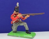 BRITAINS TOY SOLDIERS Deetail 1971 England uk metal plastic miniature vintage vtg mcm British are coming queens guard rifle bayonet kneel
