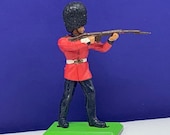 BRITAINS TOY SOLDIERS Deetail 1971 England uk metal plastic miniature vintage vtg mcm British are coming queens guard rifle bayonet fur hat