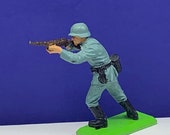 BRITAINS TOY SOLDIERS Deetail 1971 England uk metal plastic miniature vintage vtg mcm German ww2 wwii rifle gun aim shooting squad world war