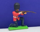 BRITAINS TOY SOLDIERS Deetail 1971 England uk metal plastic miniature vintage vtg mcm British are coming queens guard rifle bayonet tall hat