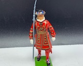 BRITAINS TOY SOLDIERS 1986 England uk metal miniature queen guard vintage vtg infantry red black army trident spear
