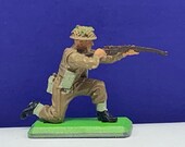 BRITAINS TOY SOLDIERS Deetail 1971 England uk metal plastic miniature vintage vtg mcm vietnam jungle camo camouflage rifle kneel shoot