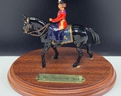 BRITAINS TOY SOLDIERS 1986 England uk metal miniature Her majesty the Queen on horse mount wood base collectors vintage vtg red black