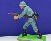 BRITAINS TOY SOLDIERS Deetail 1971 England uk metal plastic miniature vintage vtg mcm German ww2 wwii rifle machine gun world war two 2
