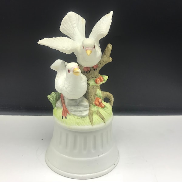 SANKYO MUSIC BOX vintage 1980er Jahre Porzellan Tauben Vögel Beeren Baum Blumen Arbeitslied Milchweiß Skulptur Figur Statue Japan