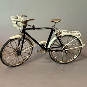 Vintage Model Die-Cast Metal Bicycle 10 Speed Schwinn Starliner Jetliner Basket