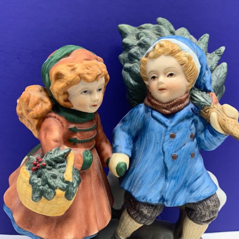 AVON CHRISTMAS MEMORIES 1981 vintage porcelain figurine statue sculpture sharing spirit first edition 1st tree basket fence kids carolers