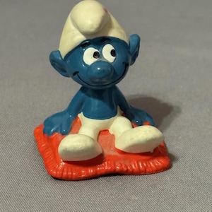 Vintage Smurfs Schleich Toy Figure Peyo Germany Bully 1975 Flying Carpet Red