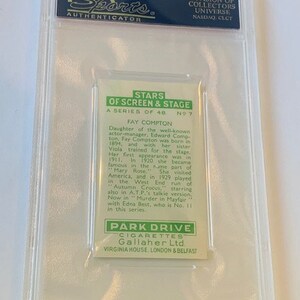 K&ouml;nnte beinhalten: Eine Vintage-Sammelkarte mit Fay Compton, einer britischen Schauspielerin, auf gr&uuml;nem Hintergrund mit wei&szlig;em Text. Die Karte ist Teil einer Serie namens "Stars of Screen & Stage" und wird von Park Drive Cigarettes Gallaher Ltd. gesponsert. Die Karte enth&auml;lt eine Biografie von Fay Compton.