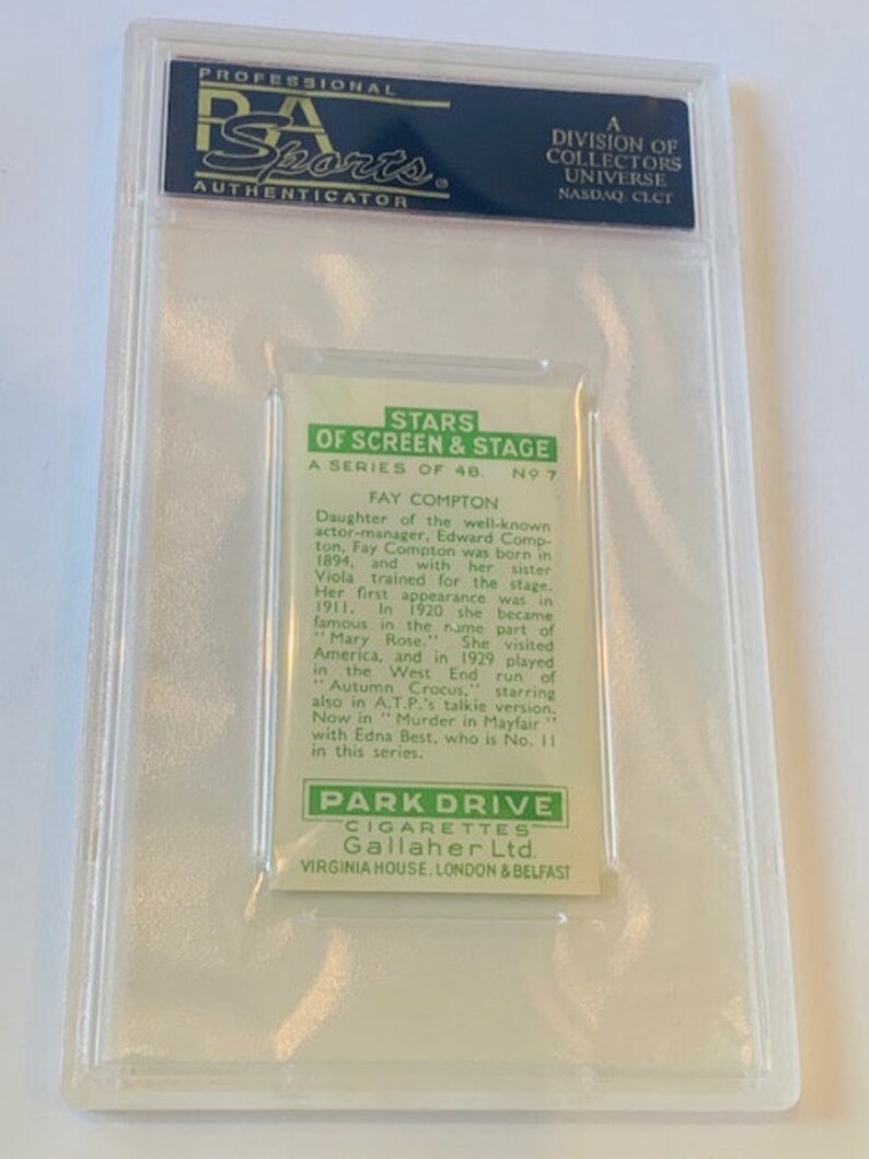 K&ouml;nnte beinhalten: Eine Vintage-Sammelkarte mit Fay Compton, einer britischen Schauspielerin, auf gr&uuml;nem Hintergrund mit wei&szlig;em Text. Die Karte ist Teil einer Serie namens "Stars of Screen & Stage" und wird von Park Drive Cigarettes Gallaher Ltd. gesponsert. Die Karte enth&auml;lt eine Biografie von Fay Compton.