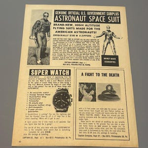 Op de afbeelding: Vintage advertentie met een astronautenruimtepak van de Amerikaanse overheid, een Super Watch en een speelslang. Het astronautenpak wordt beschreven als gloednieuw, op grote hoogte en oorspronkelijk $180. Het horloge heeft meerdere functies. De speelslang is voor entertainment.