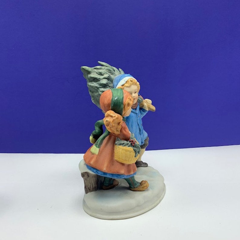 AVON CHRISTMAS MEMORIES 1981 vintage porcelain figurine statue sculpture sharing spirit first edition 1st tree basket fence kids carolers