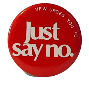 Puede incluir: Botón redondo rojo con texto blanco que dice "VFW te insta a... Di no."