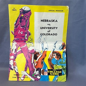 Könnte beinhalten: Vintage Basketball-Spielprogramm mit einer farbenfrohen Illustration von Spielern in Aktion. Das Programm ist für das Spiel Nebraska gegen University of Colorado. Das Cover enthält den Text "25 CENTS", "OFFICIAL PROGRAM" und "THE COLLEGE GAME". Datum und Uhrzeit des Spiels sind ebenfalls aufgedruckt.
