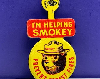 SMOKEY THE BEAR I'm helping button pin pinback collectible fireman rescue green duck chicago vintage prevent forest fires 1960 advertisement