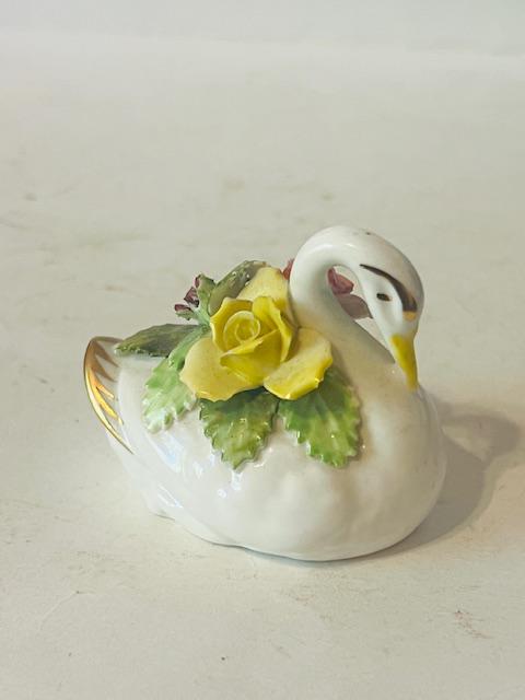 中国 加彩 鳥 置物 飾り台付 C R5913 中国 加彩 鳥 置物 飾り台付 C R5913