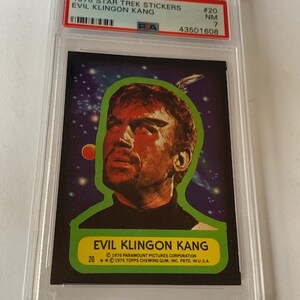 Pu&ograve; includere: Un adesivo Star Trek del 1976 con un primo piano del personaggio "Evil Klingon Kang" della serie originale di Star Trek. L'adesivo &egrave; verde e giallo su sfondo nero. L'adesivo &egrave; numerato #20 ed &egrave; in condizioni quasi nuove.