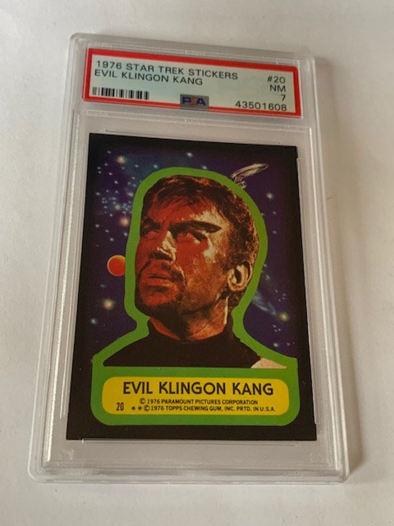 Pu&ograve; includere: Un adesivo Star Trek del 1976 con un primo piano del personaggio "Evil Klingon Kang" della serie originale di Star Trek. L'adesivo &egrave; verde e giallo su sfondo nero. L'adesivo &egrave; numerato #20 ed &egrave; in condizioni quasi nuove.