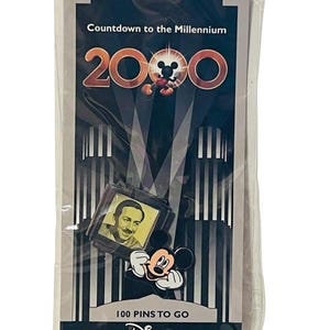 Op de afbeelding: Een zwart-witte kaart met de tekst "Countdown to the Millennium 2000" en een Mickey Mouse-illustratie. De kaart bevat ook een foto van Walt Disney en de tekst "100 Pins to Go" en "The Disney Store".