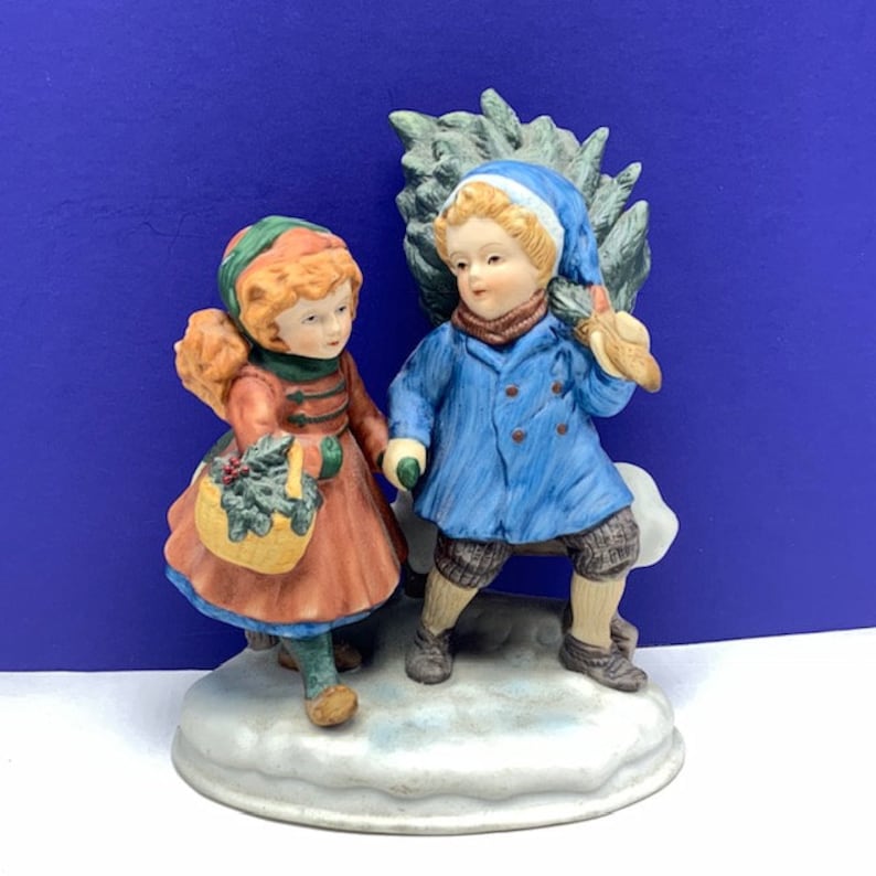 AVON CHRISTMAS MEMORIES 1981 vintage porcelain figurine statue sculpture sharing spirit first edition 1st tree basket fence kids carolers