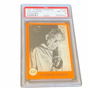 The Haunted Strangler Boris Karloff Horror Universal Monsters Trading Card Vintage 1961 Nu-Cards Graded PSA 8 vreemdeling ZELDZAAM oranje #123 sp