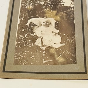 Antique Cabinet Card Photo Photo Photographie Creepy Haunted House portrait fantôme Halloween éphémère vtg années 1900 encadré bébé bébés jardin