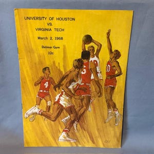 Könnte beinhalten: Vintage Basketball-Spielprogramm-Cover mit einer stilisierten Illustration von Spielern in rot-weißen Uniformen. Das Cover ist gelb und trägt den Text: "University of Houston vs. Virginia Tech, March 2, 1968, Delmar Gym, 10c."