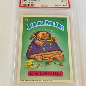 Puede incluir: Una tarjeta de intercambio de Garbage Pail Kids con un personaje de dibujos animados llamado Large Marge. La tarjeta es de la serie de 1986 y est&aacute; calificada con un 9 de 10. La tarjeta est&aacute; en una caja de pl&aacute;stico protectora.