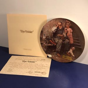 KNOWLES COLLECTORS PLATE Limited Edition fine bone porcelain china Norman Rockwell in box coa nib Americas oldest The Cobbler heritage shoe