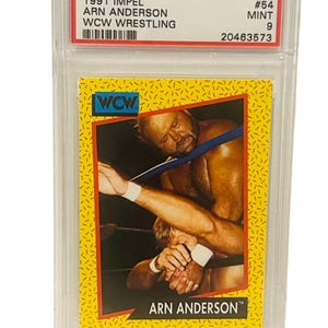 Puede incluir: Una tarjeta de intercambio de lucha libre WCW Impel de 1991 con Arn Anderson. La tarjeta está calificada como PSA 9 Mint. La tarjeta presenta un fondo amarillo con un borde rojo y una imagen de Arn Anderson en un combate de lucha libre.