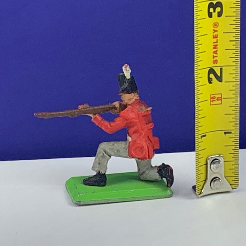 BRITAINS TOY SOLDIERS Deetail 1971 England uk metal plastic miniature vintage vtg mcm British are coming queens guard rifle bayonet kneel