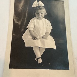 Antieke ansichtkaart Ephemera papier verzamelbare postkaart souvenir verdeeld terug vintage horror echte foto spookachtige spook mensen klein meisje boog