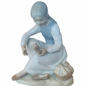 LLADRO NAO FIGURINE vintage porcelain statue sculpture Daisa Spain collectible decor Girl changing shoes foot feet